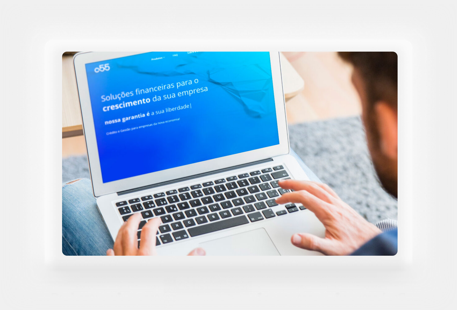 Notebook com a homepage da A 55 fintech