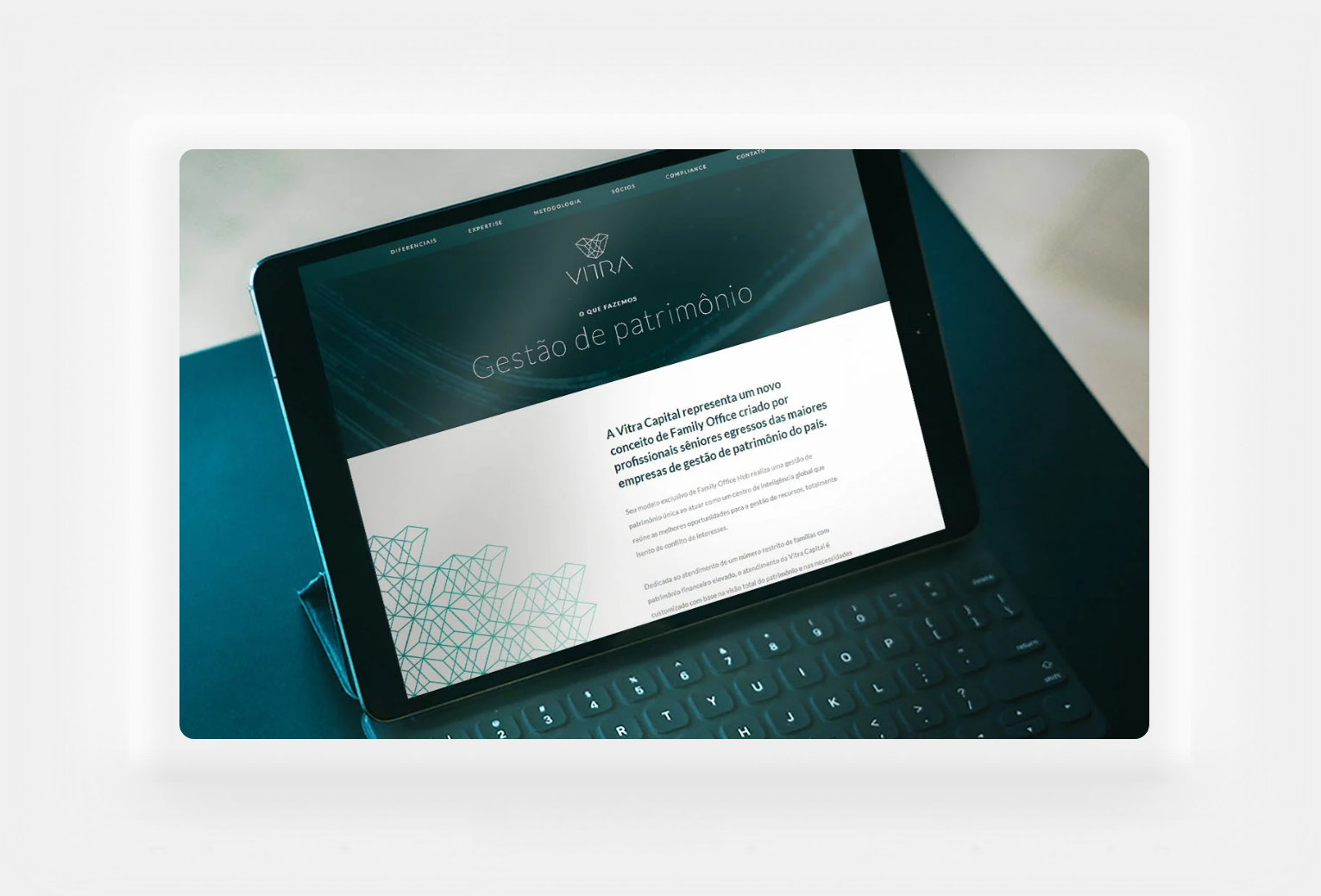 Tablet com o site da Vitra capital